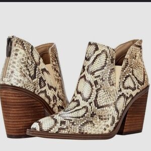 VINCE CAMUTO Gradina Block Heel Boots Size 9